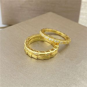 24ss Bvlgary anillo clásico hueso de serpiente anillo de diamante completo temperamento novia regalo otoño nuevo anillo de piedra de ojo de gato 2023