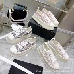 Diseñador de 24SS Chanells zapato pequeño fragante fragante viento grueso Zapato de lienzo casual para mujeres cuatro estaciones nuevos versátiles versátiles pequeños blancos que aumentan el canal de galletas