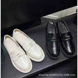 24ss Designer Chanells Shoe Xiaoxiang Metal Buckle Lefu Le cuir chaussures d'été Nouveaux uniformes pour femmes décontractées talon épais boucle métalle chanelsandaux channeaux