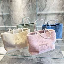 24SS Designer Miui Miui Sac Miumius Automne / Hiver Nouvelle Maison Fourrure Grande Capacité Sac Fourre-Tout Trajet Mignon Une Épaule Sac À Main En Peluche Pour Les Femmes