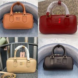 24SS Designer Miui Miui Tasche Miumius New Miao Family Bowling Boston Kleine quadratische Tasche Einzelschulter Diagonal Straddle Handheld Mode Vielseitige Leder Damentasche