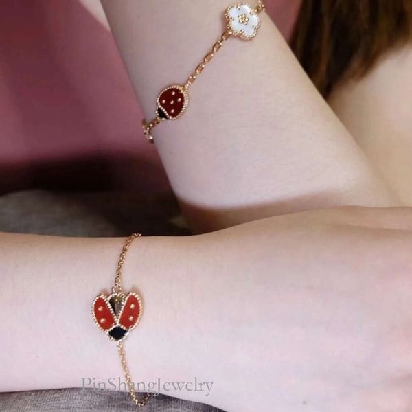 24SS Diseñador Van Cleff Pulsera Vcas Fanjia Pulsera Siete Estrellas Mariquita Cinco Flores Hembra Gruesa Galvanizada Luz Natural Blanco Fritillaria Rojo