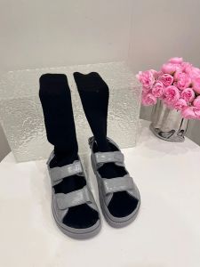 24ss Designer dames strand sok bont sandalen hoge hakken schoenen twist hiel gebreide zomer schoenen mode platte hak voorkant achterkant riem echt leer maat 35-41