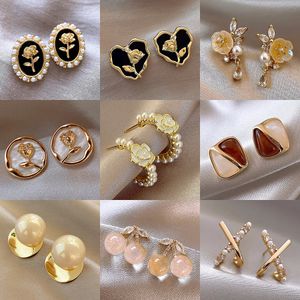 24SS oorbellen en Earstuds Nieuwe ketenontwerp Modieuze stijl Hoogwaardige damesjuwelen Accessoires Merkontwerper Gold Ploated Metal Earrings Wedding Party