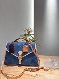 24SS Marca de lujo de moda Diseñador de mujer Bolsos de enfermera de mezclilla Bolso de mujer Bolso de hombro Bolso cruzado Bolso de maquillaje Cartera Capacidad súper grande Hardware original 38C