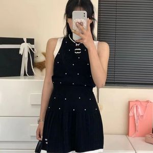 24SS Paris Designer Ladies Round Neck Slim Breip Vest + geplooide rok Fashion Pin 2 C Letter Hoogwaardige Luxe tweedelige set, Ladies Outdoor Golf Leisure 8 Styles