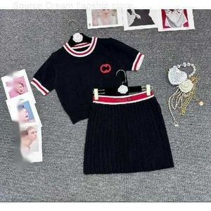 24SS gebreide dames jumpers tops rokken set luxe designer letters contrast kleur tees geplooide rok outfit elegant casual daily woman breis shirts jurk setd7m9