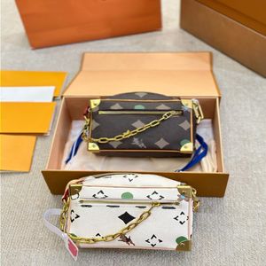 24SSS Mens et femmes Universal Luxury Designer Soft Trunk Box Box Sac à bandoulière Femme Crossbody Purse Gold Chain 18cm Mehx