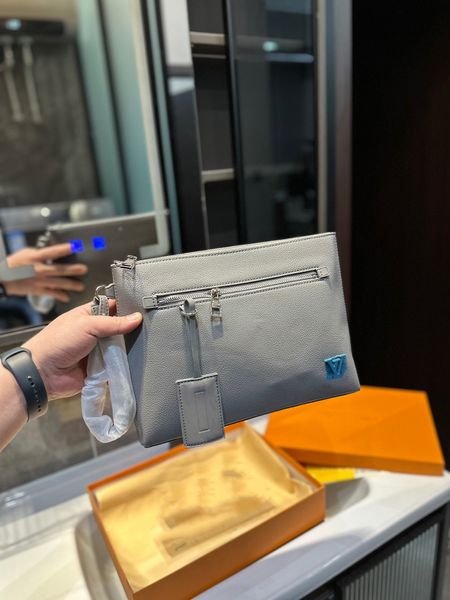 Le nouveau sac à main du créateur de luxe pour hommes 24SS peut contenir des téléphones portables, des briquets et des billets de banque, un paquet à la main, tout est fait, un petit corps de grande capacité