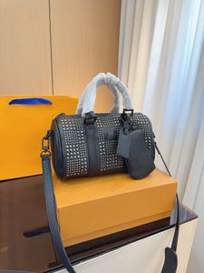 24SS Mens and Womens Universal Luxury Handbag Designer Keepall Sac d'oreiller riveté Crossbody Bodor-Bodage Makeup Purse 24cm