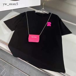 24SS MIUI Designer T-shirt Femmes Hot Drill Broidered Letters Mui Mui Tshirts Coton Round Neck Coupés Collés Loose Fashion Fashion Summer Dames Mium Cool Tops Vêtements E33