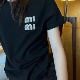 24SS MIUI Designer T-shirt Femmes Hot Drill Broidered Letters Mui Mui Tshirts Coton Round Cou Soules courtes en vrac Fashion Summer Dames Mium Cool Tops Vêtements 6601