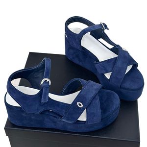 24SS Gamuza para mujer Tacones de plataforma de cuña Sandalias Damas Slingbacks Zapatos de vestir Diapositivas de hebilla de tobillo ajustable con zapato de boda Strass Zapato casual azul marino rosa