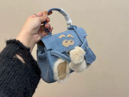 24SS Top Le créateur de luxe pour femmes est mignon, petit sac monstre prêt à l'emploi, fourre-tout en peluche avec loquet en métal 19CM