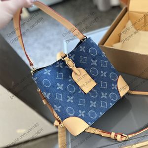 24SS Femmes de luxe Designer Denim Sac Bac Bags Handsbag Handsbag Shouder Crossbody Ladies Hands Sacs avec Pouchée en métal d'origine Voyage à l'extérieur 23cm