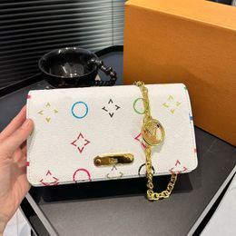 24SS Bolso de cadena nueva de diseñador de lujo para mujer, bolso para mujer, bolso para las axilas, bolso bandolera, puede contener llaves para teléfono móvil, tejido para bálsamo labial, delicado y pequeño, 21CM