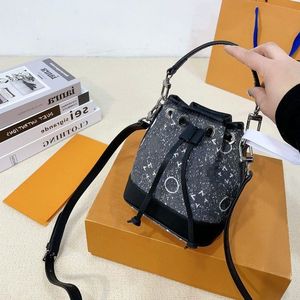 24SSSS's Women's Luxury Designer denim mini sac de seau pour femme fourre-tout pour femmes sacs à bandoulière transporte facilement des effets quotidiens 16 TJDM