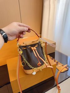 24SS Dames luxe ontwerper NIEUWE DRAAGSPRING Small Bucket Bag Dames Handtas Crossbody Portebeurs Delicate Chain Decoration 16 cm