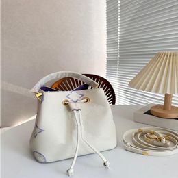 24SS Diseñador de lujo para mujeres New Poi Bobo Series Nano Mini Bucket Bag Fomen's Crossbody Bag Gentle y Elegant Touch Recre
