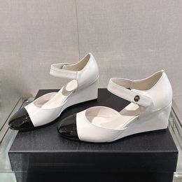 24ss chaussures habillées pour femmes Designer Plateforme de coin plate-forme Mary Jane Sandales avec arc boucle décontractée Classic Classic Calfskin Pument Cuir Pumps Shoe Shoe Retro Diapositives