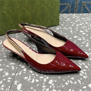 24SS Bombas de tacón con tira trasera de cuero para mujer Diseñador de lujo de primera calidad Cadena de metal Zapatos de vestir con hebilla de plata dorada Rosa Verde Negro Azul Rojo Borgoña 5,5 cm 35-42