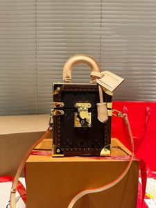 24SSSS FEMPS Luxury Designer Pure en cuir Handsbag Sac à bandoulière Exquis Elegance High Fashion Daily Street Model 20cm