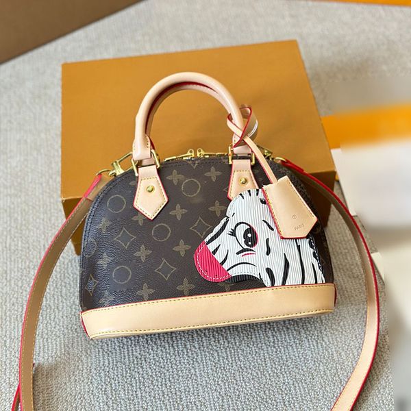 24SS Femmes Luxurys Designers Tote Sac Shell Keepall Oreiller R STRAPE CROSSBOCK FEMMES Mini sac à main avec un sac à main en métal d'origine 24cm
