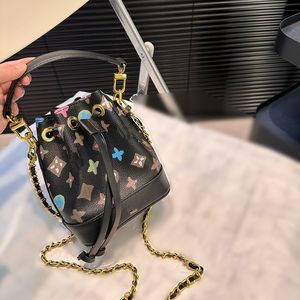 24SS Femmes Luxurys Designers fourre-tout sac en cuir sac de messager en cuir bandoulière crossbody women sac à main avec sac à main en métal d'origine 16cm