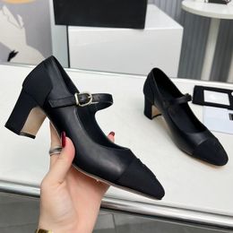 24SS dames pompen kleding schoenen ontwerper schapenvacht zijden dikke hakken 6 cm trouwschoen retro ronde tenen verstelbare enkel gesp glaasje slip op buiten vrije tijd schoen