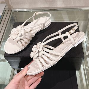 24SS Sandales à bride arrière pour femme en cuir d'agneau camélia à talons compensés, chaussures habillées, boucle de cheville réglable, diapositives à texture matelassée, chaussures de loisirs