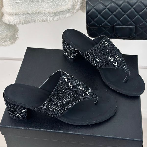 24SS FEMMES FEMPS SLINGSBACKS Robe chaussure Desinger talons grossiers sandales avec des mules de pierre de strass LETTERS SHIPPERS Classic Black Silver Casual Shoe Outdoor Beach Shoe