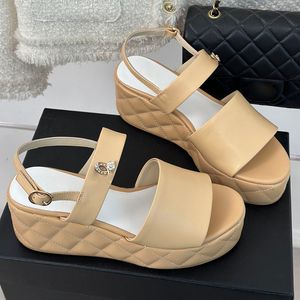 24ss Femmes Wedge Plateforme Talons Sandales Designer Slingbacks Chaussures Habillées Boucle De Cheville Réglable Avec Strass Texture Matelassée Chaussures De Luxe En Cuir D'agneau Casual