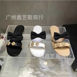 25% de réduction Chaussures de sport 2024 Xiaoxiang Bowtie Flower Button pour les femmes Summer New Outwear avec deux pantoufles fraîches à tête ronde basse et des talons épais