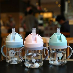 250 ml babyfles drinkbekervoeders met stro zwaartekracht bal brede kaliber kinderen dranken melkwaterflessen met handvat