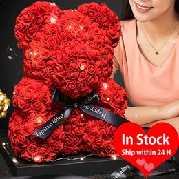 25 cm Rose Bear 2024 Valentijnsdag Geschenken Teddybeer voor vrouwen Eeuwige bloem Rose Bear Artificial Flower Decor Year Gifts 240418