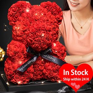 25 cm Rose Bear 2024 Cadeaux de la Saint Valentin ours en peluche pour les femmes Fleur éternelle Rose ours artificiel décor de fleur de décoration annuelle 240418