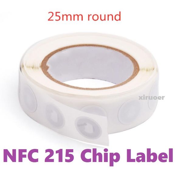 Autocollant de paiement NFC NFC 215 Chip 540 BYTES 13.56MHZ Autocollant à puce RFID 25mm Blanknfc Sticker Clé Patrouette Étiquette RFID pour le contrôle d'accès