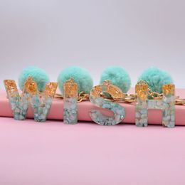 26 Initiales Lettre Porte-clés Pendentif Party Favor Avec Green Fluffy Ball Mode Femmes Filles Sac À Main Glitter Gradient Résine Alphabet Porte-clés Charmes