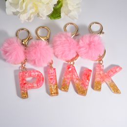 26 Initialen Lettertoetsen Keychains hanger met groene pluizige pompom mode Keyring dames handtas glitter gradiënt hars alfabet sleutelhanger charmes