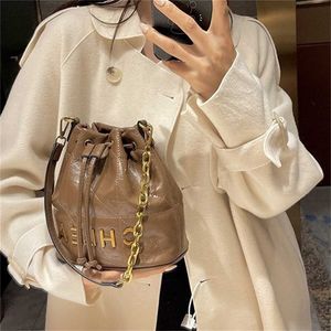 26% de réduction Sac de designer 2024 Sacs à main Fourre-tout Cordon de serrage Seau à la mode et polyvalent sous les aisselles Classique Luxe Single Épaule Femmes Petit Fold Wanderer