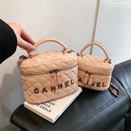 26% KORTING Designer tas 2024 Handtassen Xiaoxiangfeng Lingge Kussen Dames Trendy Internet Rode Keten Veelzijdige Mode Eén Schouder Crossbody