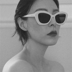26% OFF Nouvelles lunettes de soleil Yang de haute qualité pour femmes, haut de gamme, irrégulier, grand cadre, plaque blanche laiteuse, style ins