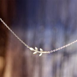 Smooth Style Leaf Pendant Necklaces for Unisex Fashion Design Europe and America Popular Necklace