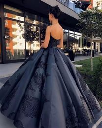 Gorgeous Lace Applique Ball Gown Evening Dresses Sexy Spaghetti Straps Open Backless Prom Dresses Elegant Satin Floor Length Party Dress