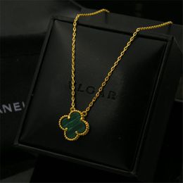 Luxury Flower Pendant Necklaces Fashion Design Golden-edged Flowers Necklaces Womens Golden Fine Jewelry Lover Gift