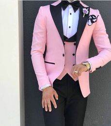 Fashion Pink Mens Suits Groom Tuxedos Black Peaked Lapel Formal Prom Party Suit Groomsmen Groom Blazer 3 Pieces Jacket Vest Pants