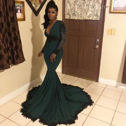 Hunter Green Mermaid Prom Dresses Deep V Neck Long Sleeves Evening Gowns Appliqued Plus Size Sweep Train Formal Dress 407