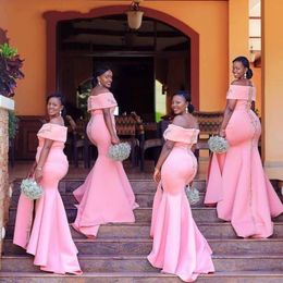 Plus Size Pink Bridesmaid Dresses Long 2022 Boat Neckline Gold Applique Backless Bridesmaid Dress South African Black Girls Weddin260t