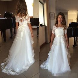 Nyaste korta ärmar Flower Girls Dresses Spets Applique Tiered Tulle Scalloped Halsbindning Skräddarsydd barn födelsedagsfestklänningar