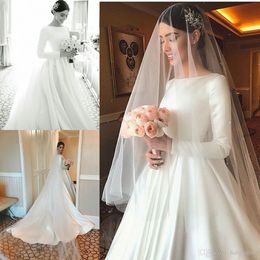 평범한 디자인 새틴 웨딩 드레스 겸손한 긴 소매 Beteau Neckline Court Train Bridal Gowns 정장 가운 드 Mariage